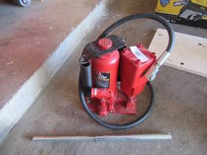 lot 25 image: TORIN BIG RED 12 TON AIRHYDRAULIC BOTTLE JACK