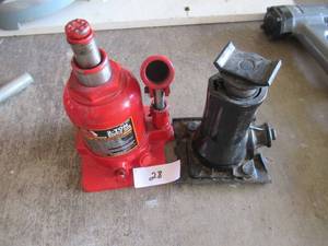 lot 28 image: TORIN BIG RED 2 TON DOUBLE RAM BOTTLE JACK AND SMALL BOTTLE JACK