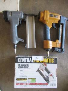 lot 31 image: CENTRAL PNEUMATIC 20 GAUGE WIDE CROWN STAPLER, STANLEY BOSTITCH PNEUMATIC STAPLER AND CENTRAL PNEUMATIC BRAD NAILER CONTRACTOR SERIES STOCK# 372