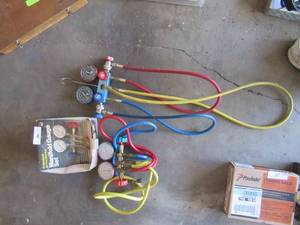 lot 36 image: 2 SETS OF AIR CONDITIONING GAUGES