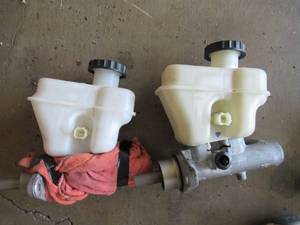 lot 40 image: 2 FORD MOTOR CORP. BRAKE FLUID RESEROIRS