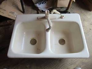 lot 69 image: CAST IRON AND PORCELAIN SINK WITH PRICE PFISTER SINGLE HANDLE FAUCET 33 X 22