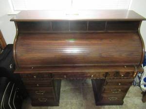 lot 71 image: BEAUTIFUL SOLID OAK ROLL TOP DESK WITH KEY TO LOCK TOP 53 X 24 X 30 TO DESK SURFACE AND 48 TO VERY TOP AND SMALL GREEN BANKERS LAMP.