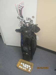 lot 17 image: 8 GOLF CLUBS, BAG AND GOLF BALLS