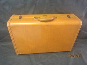 lot 30 image: VINTAGE SAMSONITE SUITCASE