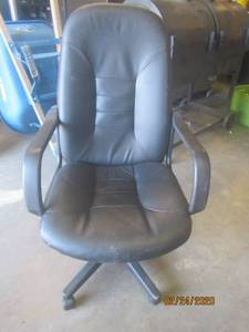 lot 47 image: OFFICE CHAIR