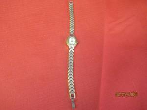 lot 10 image: LADIES GUCCI WATCH