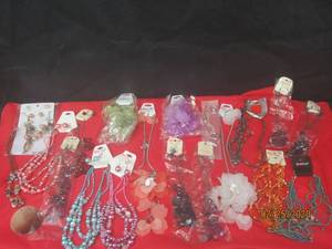 lot 53 image: LOT OF 20 PIECES ASSORTED FASHION JEWELRY