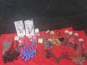 lot 54 image: LOT OF 20 PIECES ASSORTED FASHION JEWELRY