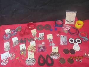 lot 57 image: 15 PLUS PIECES ASSORTED FASHION EARRINGS