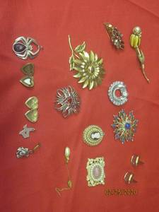 lot 60 image: 15 PIECES VINTAGE CUFF LINKS, BROCHES, CHARMS AND PENDANTS