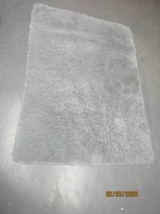 lot 99 image: COZY GREY SOFT SHAG AREA RUG 64X45
