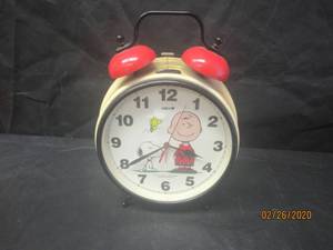 lot 104 image: VINTAGE SALTON PEANUTS 14 TALL ALARM  CLOCK