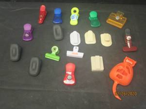 lot 105 image: 18 ALLIGATOR CLIPS  FRIDGE MAGNETS