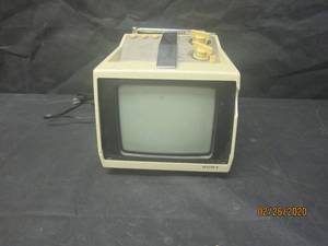 lot 108 image: VINTAGE SONY TV-790