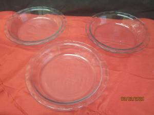 lot 136 image: 3 PYREX 9.5 DIA DEEP PIE DISHES