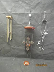 lot 162 image: 3-WIND CHIMESLARGEST&nbsp CHIME FROM PIER1