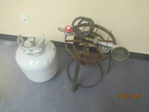 lot 170 image: PORTABLE PROPANE BURNER OUT DOOR COOKER WITH PROPANE TANK&nbsp