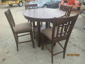 lot 172 image: ROUND PUG TABLE WITH 4 BAR HEIGHT&nbsp STOOLS&nbsp