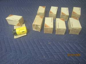 lot 187 image: 9- SYLVANIA TEN YELLOW PREMA SPEC NON LOCKING GROUND CONNECTORS 2 POLE ,3 WIRE SPECIFICATION GRADE 15A-250V