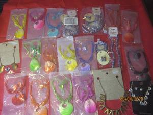 lot 226 image: 20 PIECES ASSORTED FASHION JEWELRY