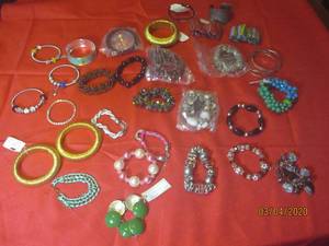 lot 229 image: 30 PLUS ASSORTED BRACELETS