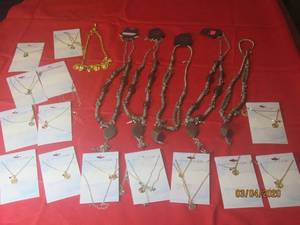 lot 231 image: 20 ASSORTED NECKLACES