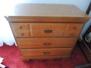 lot 32 image: CHEST OF DRAWERS - 3 DRAWERS  30 X 30 X 16