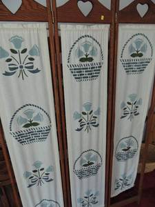 lot 33 image: DECORATIVE DRESSING SCREEN ROOM DIVIDER  - BASKETS & FLOWERS   66H X 41 W