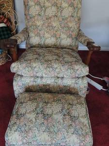 lot 34 image: ROCKER EASY CHAIR WITH OTTOMAN - FLORAL,  35 X 22 X 30 - CHAIR  22 X15 X 12 OTTOMAN