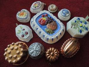 lot 44 image: CERAMIC JELLO MOLDSWALL DCOR X 7  FRUIT VEGETABLE DCOR R& COPPER JELLO MOLDS X 4