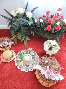 lot 37 image: LARGE BASKETS - ROSES ( WHITE & PINK)  & ( RED & WHITE) , BASKETRS X 2, DECORATIVE HATS X 2