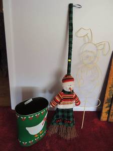 lot 48 image: METAL TRASH CAN - DUCK 38  RABBIT YARD ART 44 SNOWMAN BROOM HAT BOX