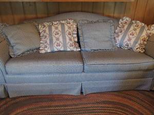lot 52 image: 80 COUCH  BLUE WITH WHITE  SMALL SQUARE DESIGN, 4 THROW PILLOWS