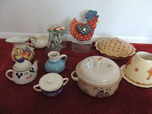lot 89 image: GRAVY BOAT, SUGAR BOWL, CASSEROLE - INTERNATIONAL CHINA CO. COOKIE JAR, PIE PLATE W COVER, CREAMERS, CHICKEN CANDY JAR, TEA POT, MUG