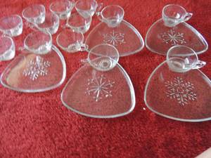 lot 96 image: LUNCHEON GLASS SET - SNOWFLAKES - 5 PLATES  & 12 CUPS