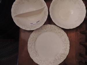lot 102 image: METLOX POPPYTRAIL - ANTIQUE GRAPE - DIVIDED BOWL, SERVING BOWL, PLATE
