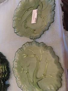 lot 104 image: GREEN GLASS TREE SHAPED PLATES X 7