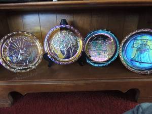 lot 144 image: CARNIVAL GLASS PLATES - QTY 4   LIBERTY BELL  INDEPENDENCE HALL  SPIRIT OF  76    1776-1976    ALL 8 EACH IN DIAMETER
