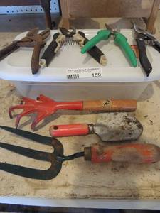 lot 159 image: LOT OF GARDENING HAND TOOLS IN TOTE