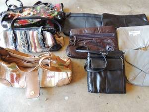 lot 164 image: LOT OF PURSES - VARIOUS SIZES & COLORS   QTY OF 9