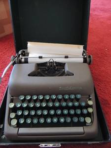 lot 167 image: SMITH CORONA TYPEWRITER MANUEL -  GREEN KEYS   WITH  CASE   1950S