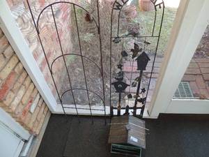 lot 118 image: METAL BIRDHOUSES ,  YARD ORNAMENTSTRELLIS  57 HT  AND WELCOME IS 48 HT