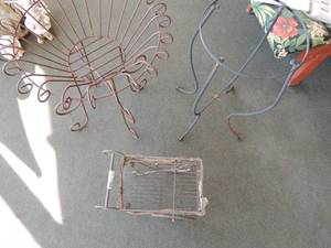 lot 121 image: YARD PLANTERPOT HOLDERS    QTY 4   BASKET ON WHEELS, BLACK, RED,  ROUND BLACK