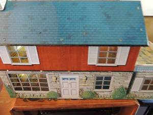 lot 132 image: VINTAGE 1960S TIN LITHO MARX TWO STORY DOLL HOUSE WITH DORMER  25 L X 14 H X 9 D