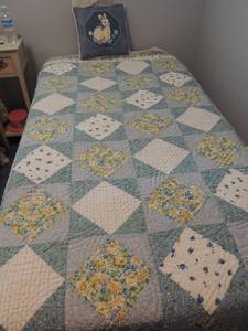 lot 30 image: TWIN QUILTS  BLUE W YELLOW FLOWERS X 2 TWIN SHEET SETS ( PINK ROSES  BUTTERFLIES)  2 THROW PILLOWS