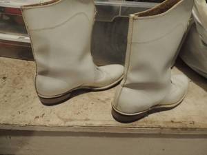 lot 170 image: MAJORETTE  WHITE BOOTS SIZE 10 - (EASTERN HILLS HIGH SCHOOL)  CONNIE  SIZE 8 CREAM COLOR PUMPS  2 HEEL