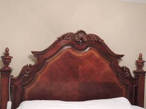 lot 30 image: Lexington Collection (LC) - KING SIZE BED COMPLETE - ORNATE HEADBOARD 82X75, FOOT BOARD 82X 41 & WOOD SIDE RAILS, TEMPERPEDIC DUAL CONTROL SPLIT KING ADJUSTABLE FRAME, METAL HOLLYWOOD FRAMES & 15 DEEP TEMPERPEDIC KING MATTRESS