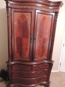 lot 36 image: LEXINGTON COLLECTION - ENTERTAINMENT CABINET  - TWO PARTS - TOP HAS DOUBLE DOORS, 2 SHELVES 52 X41X22 BOTTOM HAS 4 DRAWERS -23 DEEP