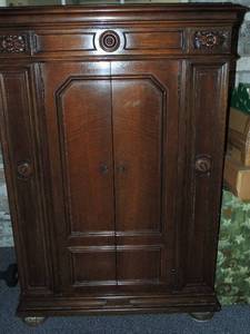 lot 32 image: VICTROLA  - 1920S  VICTOR TALKING MACHINE CO. CAMDEN, NJ- VV8-30 , PLAYS 78S  46H X 31 W X 21.5 D - SEE PICS - ARM HAS SOME DAMAGE- A BEAUTIFUL PIECE